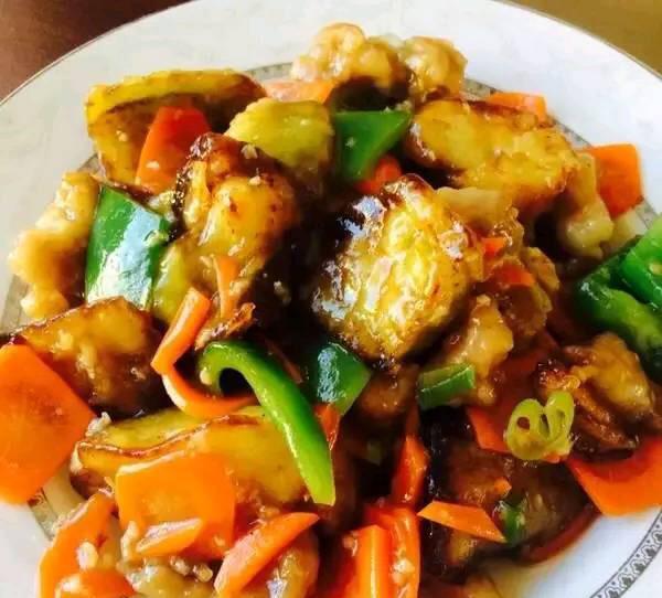 豆腐干烧肥肠，美食界的经典搭配，口感丰富，营养满分！