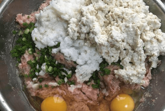 地锅豆腐丸子的家常美味，传统与创新融合的佳肴