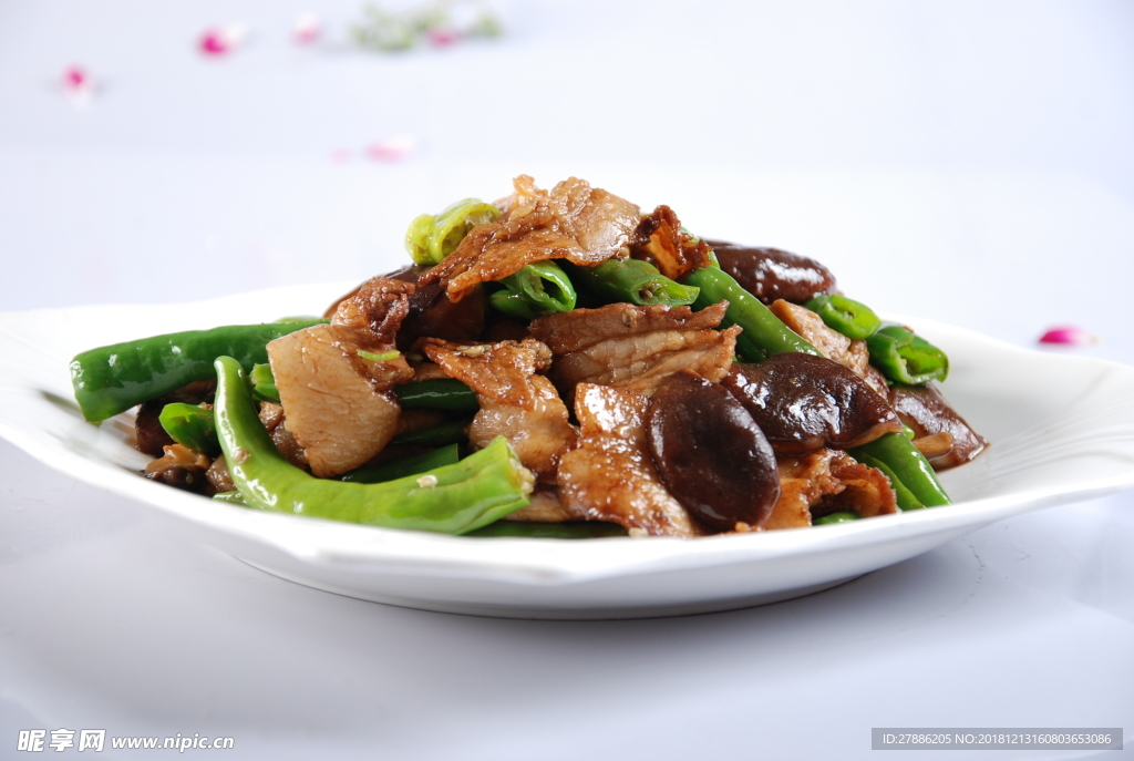 家常美食，肉炒焖饼的美味与简便做法解析