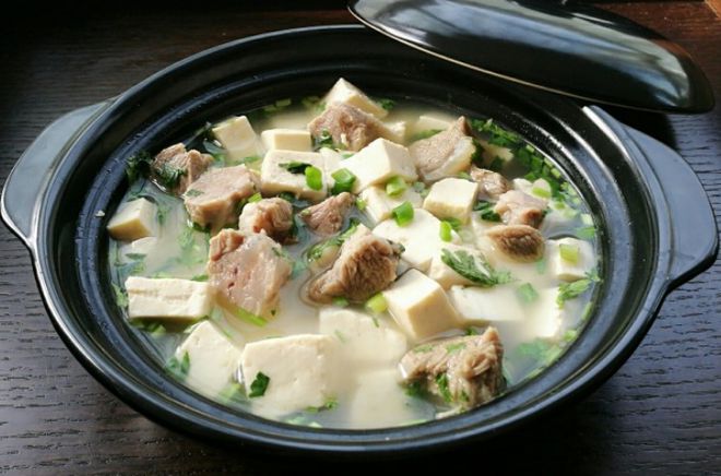 清汤豆腐炖肉沫，温暖心灵的鲜美佳肴