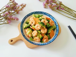 虾仁胡萝卜黄瓜，夏日餐桌上的清新美味