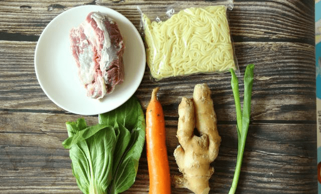 红烧牛肉面放排骨的做法