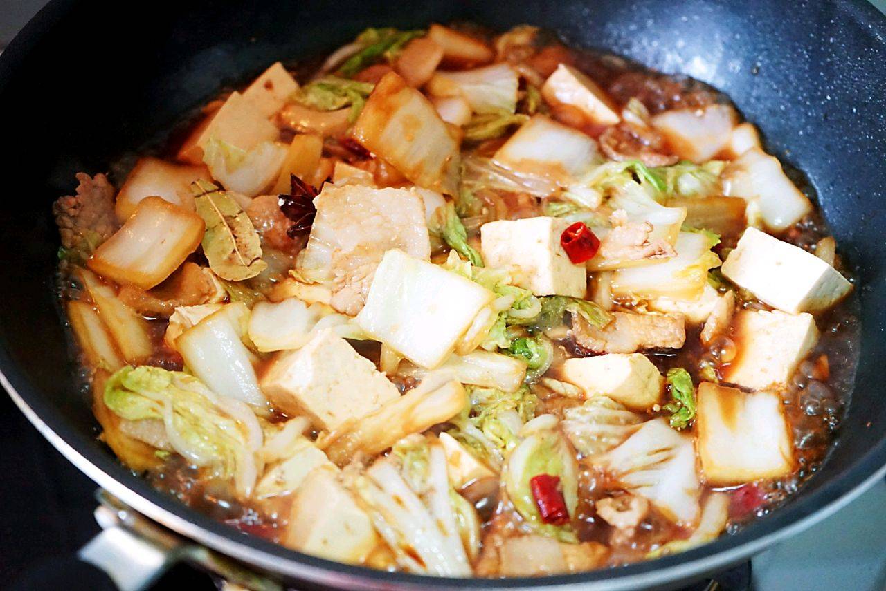 火腿丁炖豆腐，家常美食的温馨味道