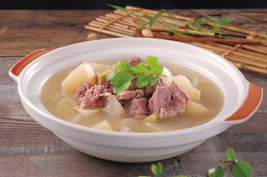 炖羊肉白菜家常做法，暖身养颜的美味佳肴