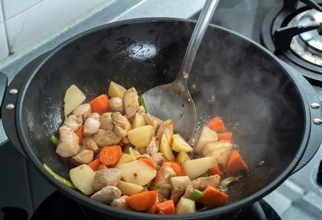 炖鸡搭配豆腐乳，鲜美提味，营养加倍！