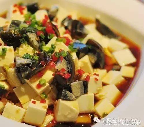 豆腐拌皮蛋肠，家常美食的别样风味