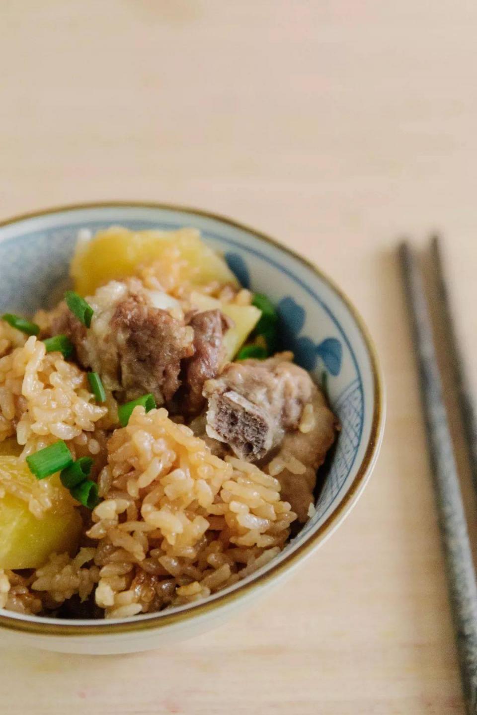 排骨豆土豆焖饭的做法视频