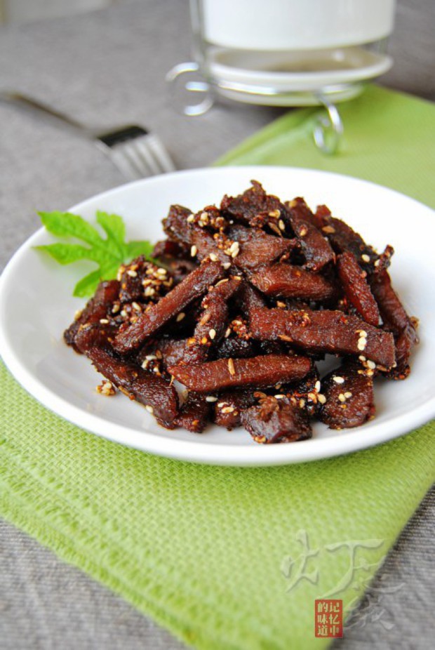 家常美食攻略，干豆腐麻辣牛肉的制作与美味体验