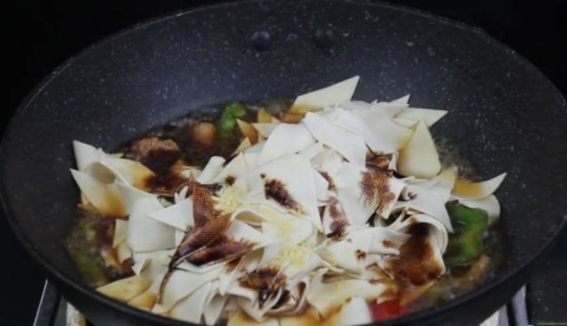 家常美食新尝试，干豆腐烧菜花，美味与营养的双重享受