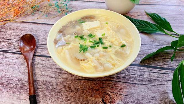 温暖冬日里的美味佳肴，腊肉豆腐汤羹的制作与功效
