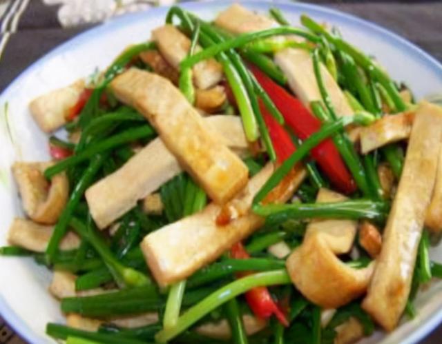 豆腐干洋葱炒，家常美食的鲜美搭配与营养解析