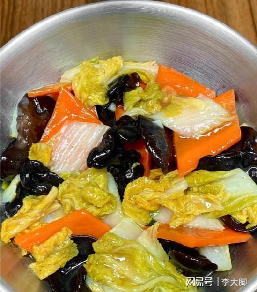 木耳豆腐豆芽炖肉，家常美味与健康养生的完美融合