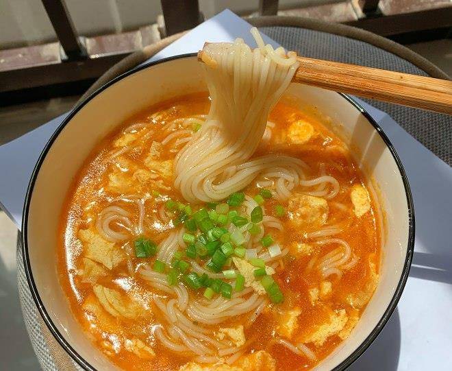 家常美味，西红柿鸡蛋手擀面的制作与营养解析