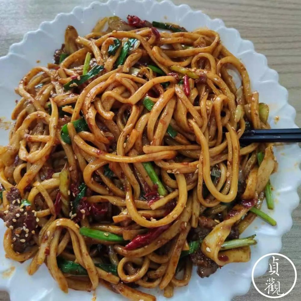肉炒拉条，传统美食的魅力与家常做法解析