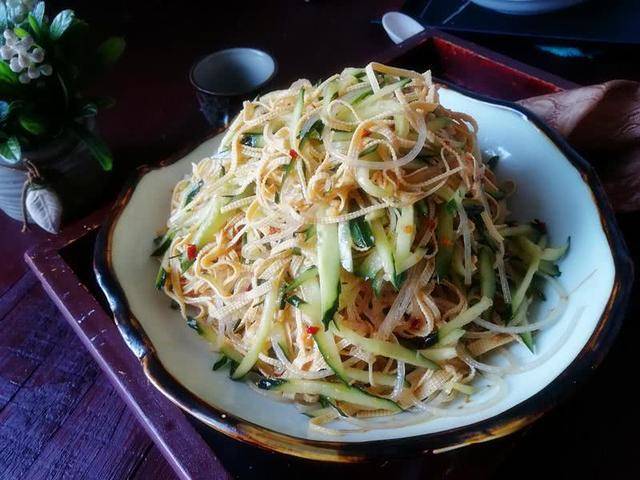 夏日消暑佳品——拌土豆粉的制作与功效解析