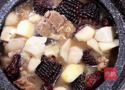 玉米芋头排骨汤的做法