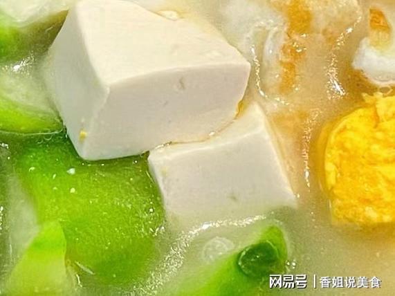 丝瓜嫩豆腐蛋汤，清甜爽口，滋养身心
