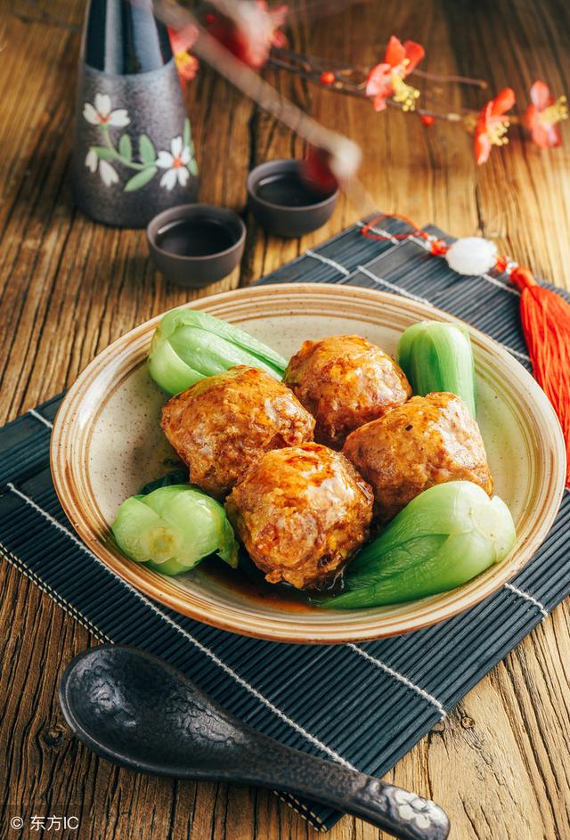 豆腐泡煮丸子的家常美味，营养与口感的完美融合