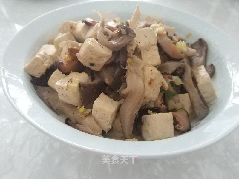 蘑菇炖豆腐干的醇香美味，滋养身心的一道家常菜