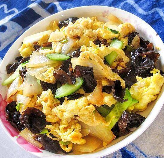 木耳豆腐鸡蛋炒菜，家常美味，营养满分