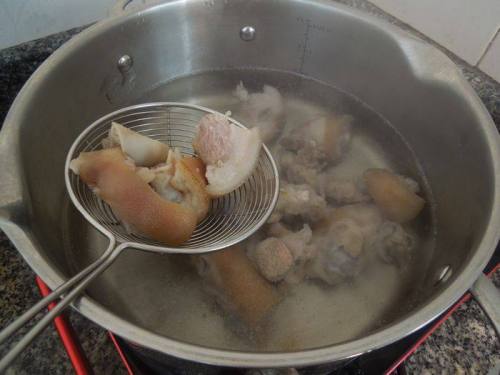 猪蹄煲黄豆，滋补养颜的美食佳品，简单易做又美味