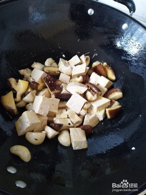 豆腐土豆炖蘑菇，家常美食的健康魅力