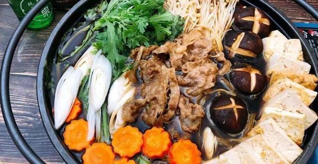 家庭自制牛肉火锅，暖意盈怀的冬日美食盛宴