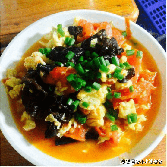 豆腐碾碎加蒜泥，家常美食的别样风味
