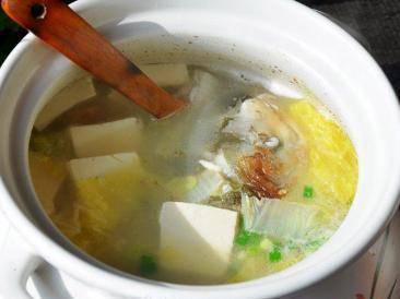鱼头豆腐白菜煲，鲜美滋养，温暖冬日里的家常美食