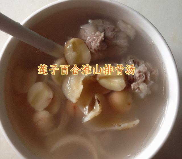 干百合排骨炖汤的做法