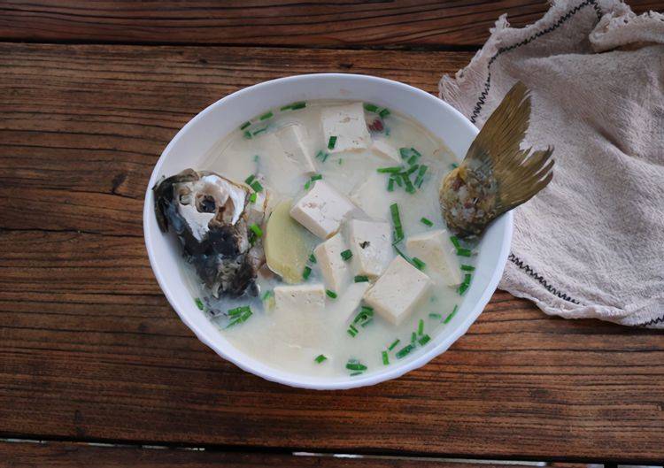 墨鱼仔豆腐白菜炖汤，鲜美滋味，滋养身心