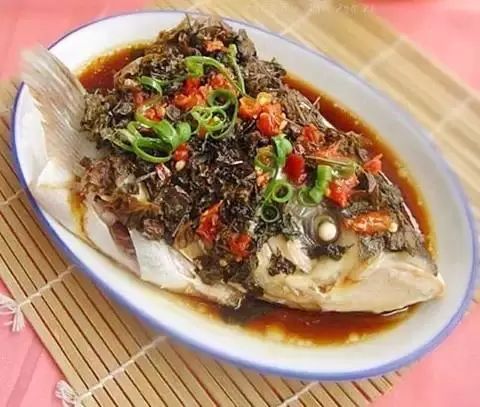 腐竹鱼头煲，滋补美味，家常佳肴的完美呈现