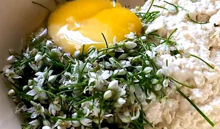 鸡蛋豆腐韭菜花饼，家常美味，营养满分的小食制作指南