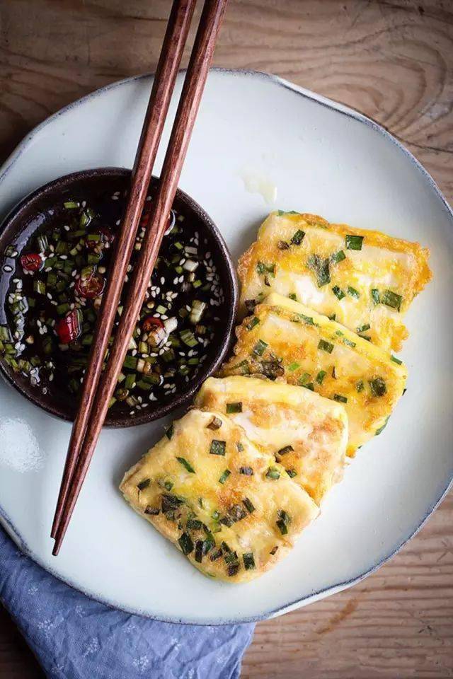 鸡蛋豆腐韭菜花饼，家常美味，营养满分的小食制作指南