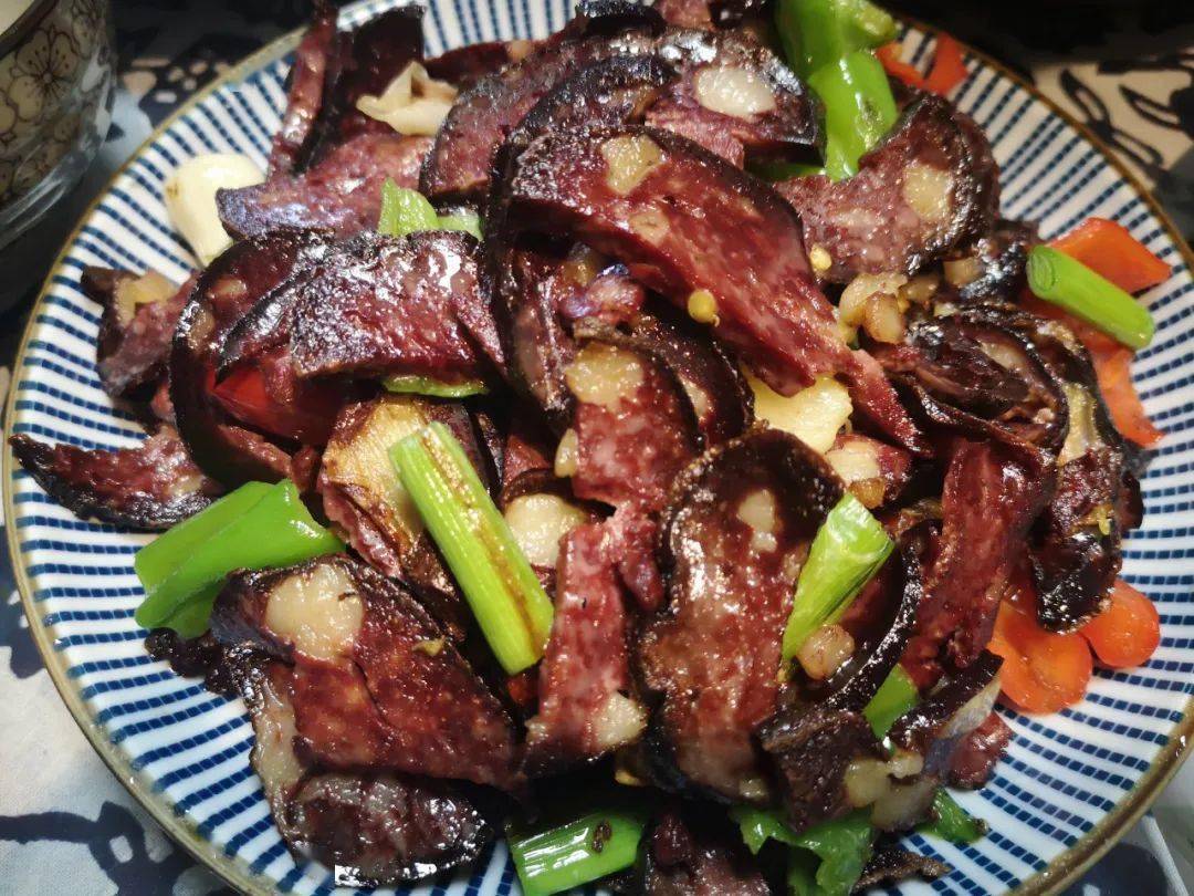 猪血煮包浆豆腐，补血养颜的美食佳品