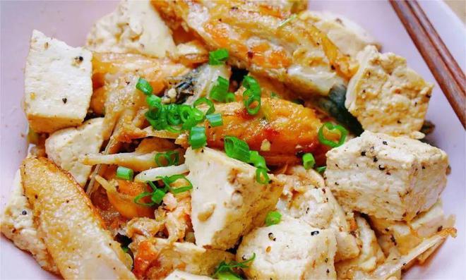 香菜烤肠豆腐，一道香气四溢的美味佳肴