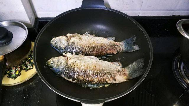高压锅酥小鲫鱼，家常美味，酥脆可口，营养满分