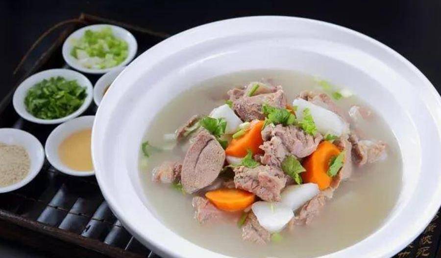 猪蹄炖笋干，滋养美味，传统佳肴的制作秘诀