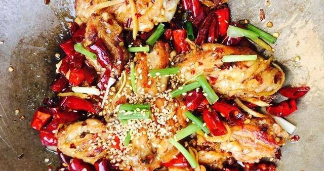 麻辣翅中，香辣入骨的美味佳肴，家常烹饪新体验