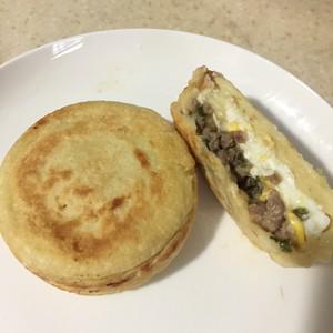 用鸡蛋做成鸡蛋汉堡的做法