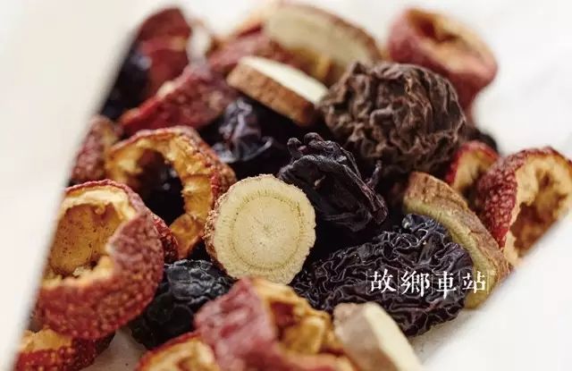 正宗酸梅汤，夏日解渴佳品，清凉养生两不误