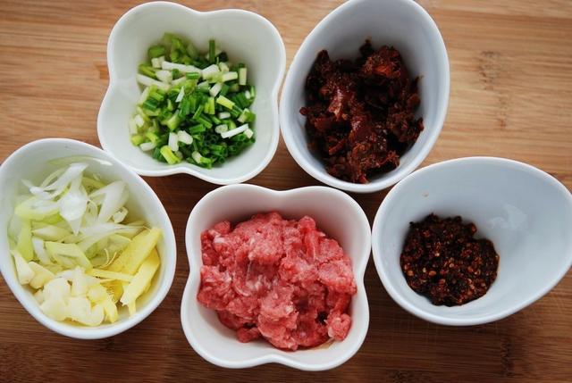 豆腐软烧鱼块，家常美食的鲜美搭配与烹饪秘诀