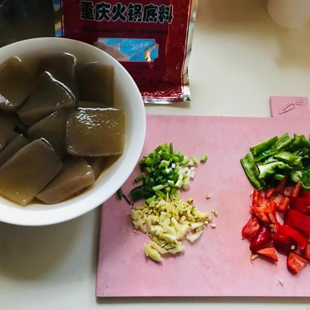 涮火锅必备食材——魔芋豆腐的奥秘与简单做法解析