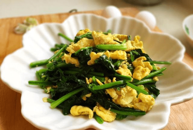 菠菜卧鸡蛋，家常美食中的营养与健康