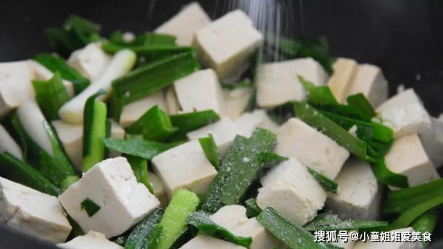 家常美味，青蒜叶炒豆腐的烹饪秘诀与营养价值