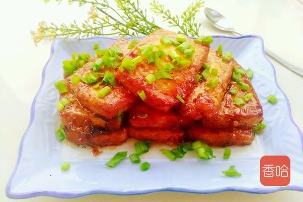 鸡蛋裹豆腐煎炸，家常美食的全新尝试