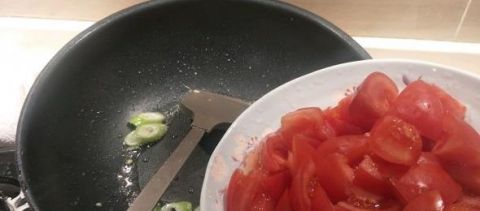 葱爆西红柿鸡蛋的做法