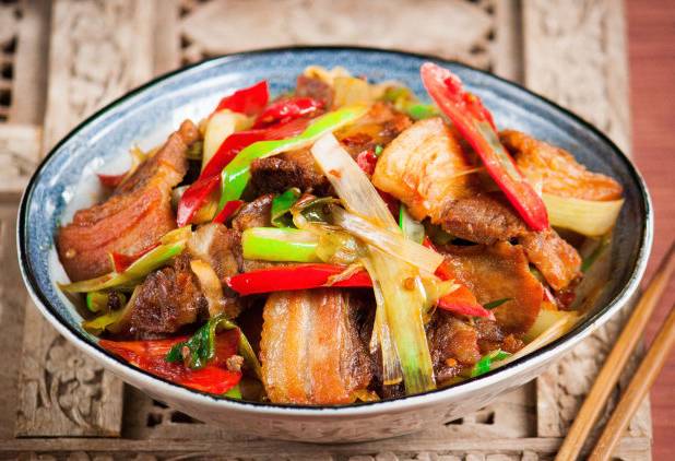 家常美食的魅力，回锅肉炒辣椒的做法与营养价值解析