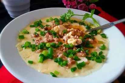 豆腐蒸蛋腊肠之美，家常美食的温馨与营养