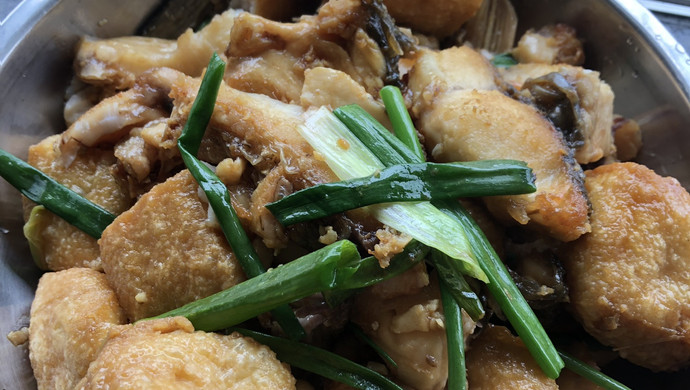 豆腐泡焖鱼干的做法